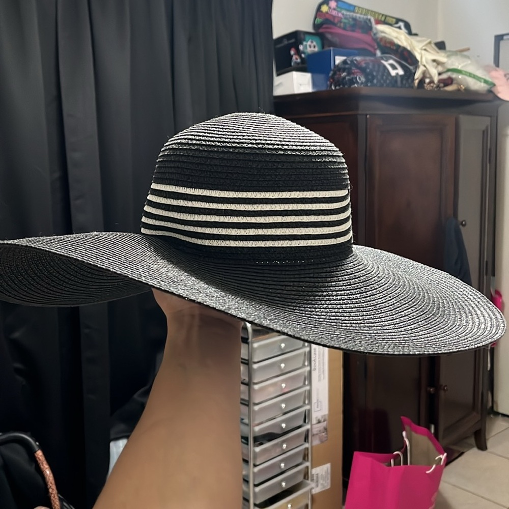 Beach hat👒 - Picture 2 of 2